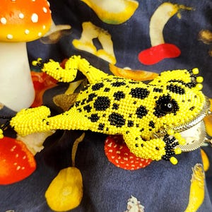 Frosch Perlen Münze Beutel, gestrickte Perlen Keychain geflochtener gelber natürlicher perlenbesetzter Frosch, nettes Souvenir-Schlüsselring-Kröte, Münzen-Geldbeutel-Froschbrieftasche