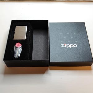 Zapalniczka Zippo Chrome z zestawem uzupełniającym, standardowy prosty design, oryginalne etui wyprodukowane w USA, nieużywana zapalniczka Zippo w oryginalnym, zabytkowym etui