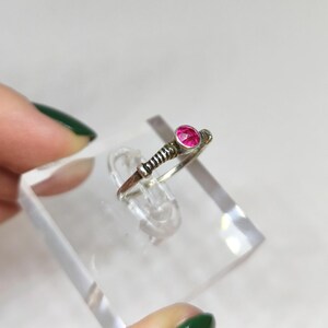 ヴィンテージシルバーリング、レッドストーン、合成ルビー、ミニマリストリング、USサイズ6、繊細な重ね付けリング、彼女へのギフト