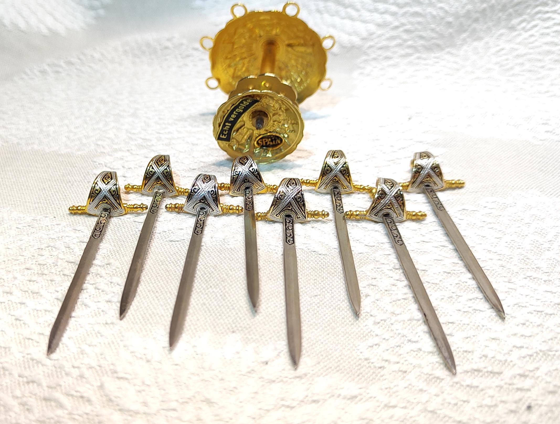 スペインの扇形スタンドに立てられた剣型カクテル8本ピック