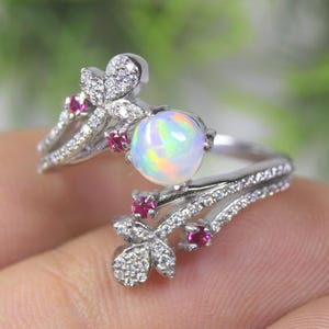 Anillo de ópalo etíope hecho a mano, con detalles de moissanita y diseño de corona floral vintage. Regalo ideal para ella.