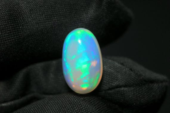 Ethiopian Welo Opal Gemstone: 5.35 CT Crystal Fire Cabochon