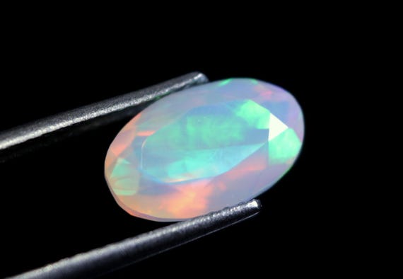 Flashy Ethiopian Welo Opal Gemstone: 1.80 CT Oval Faceted Fire Opal