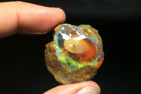 58 CT Ethiopian Welo Opal Rough: AAA Grade Crystal, 31x27x15 mm