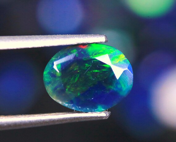Ethiopian Opal Gemstone: 0.65 CT Faceted Oval, AAA Grade (8.40x6.50x4 MM)