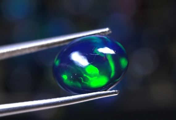 AAA Ethiopian Welo Opal Cabochon: 2.90 CT Multi-Fire Gemstone
