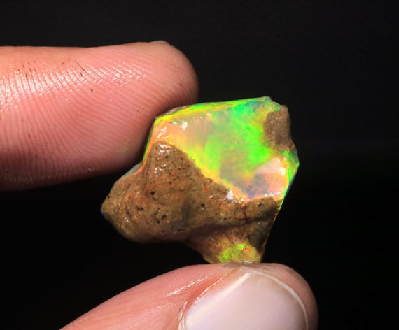 Flashy Ethiopian Welo Opal Rough Stone, Raw Crystal Fire Opal (15.90 CT, 20x18x10 MM)