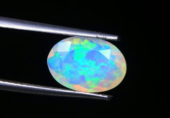 AAA Ethiopian Opal Gemstone: 1.40 CT Oval Welo Fire Opal (10.60x7.40x4.40 MM)