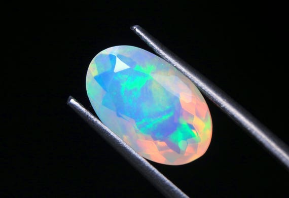 Faceted Ethiopian Welo Opal Gemstone: 1.95 CT Oval White Opal