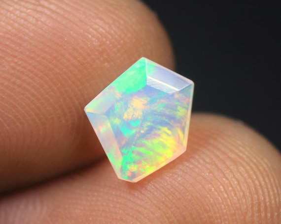 1 CT Faceted Ethiopian Opal Gemstone, Fancy Welo Opal Loose Stone (7.7x8.6x3.5 MM)