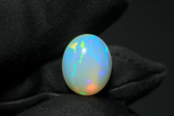 Flashy Welo Opal Gemstone: 7.15 CT Ethiopian Opal, Oval Shape
