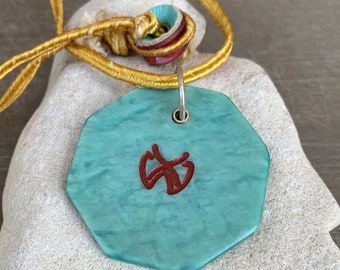 Collana vintage con fiche da poker - Monogramma Catalin marmorizzato in bachelite, fiche da gioco antica