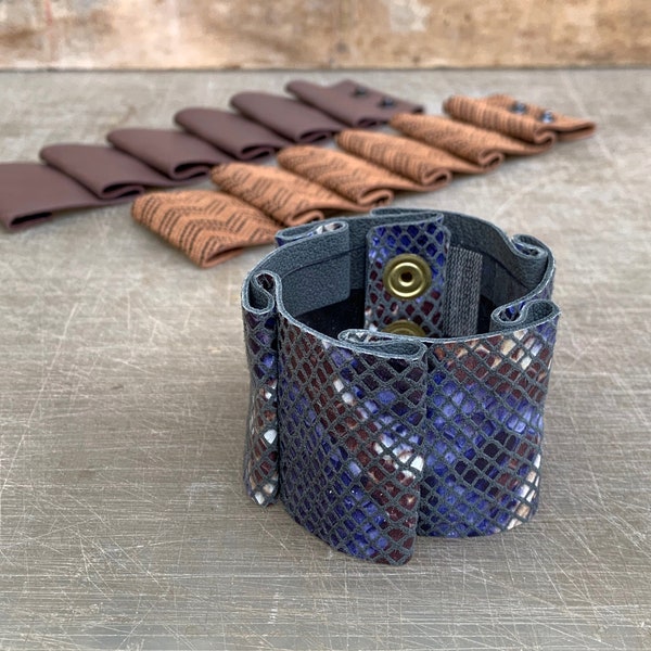 Snakeskin Cuff - Wide Purple Reptile Print - Pleated Leather Bracelet -  Δερμάτινο Βραχιόλι Μαίανδρος με Πτυχές