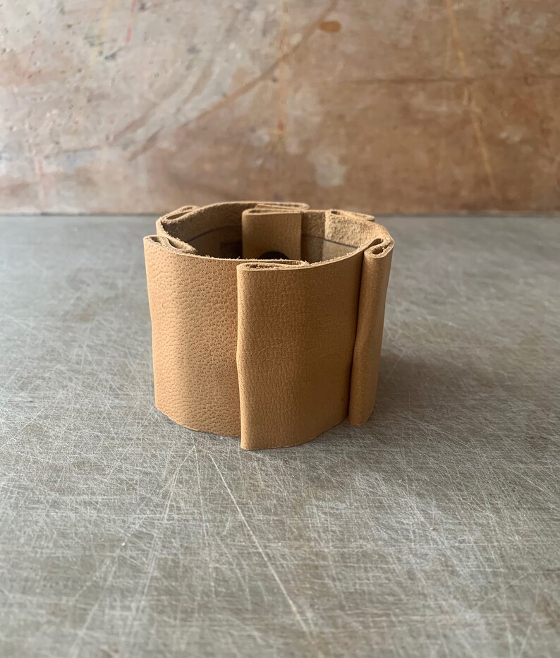 Wide Leather Cuff Bracelet Cream Pleated Leather Δερμάτινο Βραχιόλι Μαίανδρος Μινωικό Μπλε με Πτυχές image 2