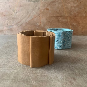 Wide Leather Cuff Bracelet Cream Pleated Leather Δερμάτινο Βραχιόλι Μαίανδρος Μινωικό Μπλε με Πτυχές image 4