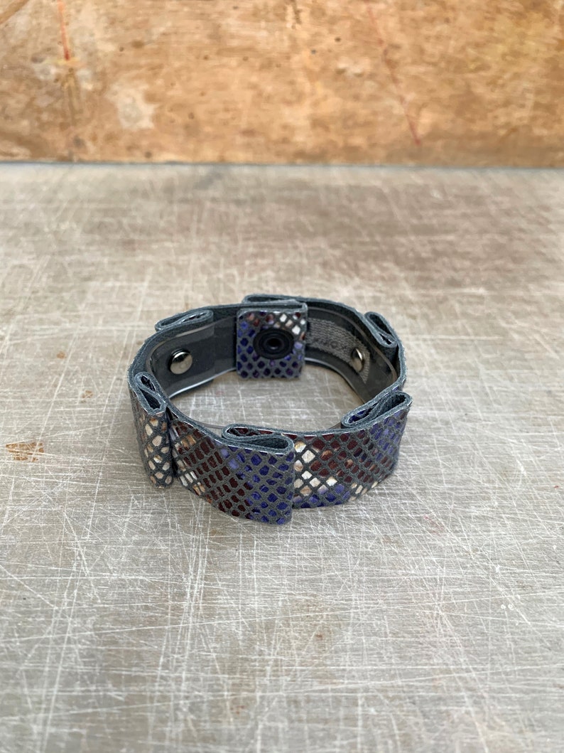 Narrow Snake Print Leather Meander Bracelet \u0394\u03b5\u03c1\u03bc\u03ac\u03c4\u03b9\u03bd\u03bf \u0392\u03c1\u03b1\u03c7\u03b9\u03cc\u03bb\u03b9 \u039c\u03b1\u03af\u03b1\u03bd\u03b4\u03c1\u03bf\u03c2 \u03bc\u03b5 \u03a0\u03c4\u03c5\u03c7\u03ad\u03c2 \