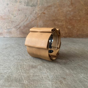 Wide Leather Cuff Bracelet Cream Pleated Leather Δερμάτινο Βραχιόλι Μαίανδρος Μινωικό Μπλε με Πτυχές image 1