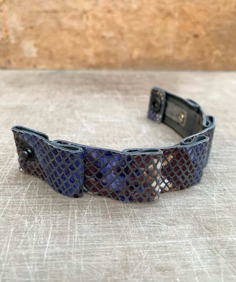 Narrow Snake Print Leather Meander Bracelet \u0394\u03b5\u03c1\u03bc\u03ac\u03c4\u03b9\u03bd\u03bf \u0392\u03c1\u03b1\u03c7\u03b9\u03cc\u03bb\u03b9 \u039c\u03b1\u03af\u03b1\u03bd\u03b4\u03c1\u03bf\u03c2 \u03bc\u03b5 \u03a0\u03c4\u03c5\u03c7\u03ad\u03c2 \
