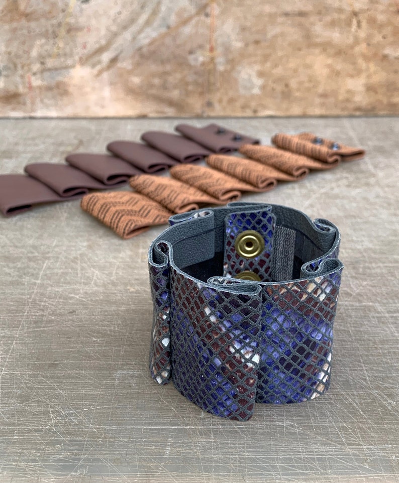 Narrow Snake Print Leather Meander Bracelet \u0394\u03b5\u03c1\u03bc\u03ac\u03c4\u03b9\u03bd\u03bf \u0392\u03c1\u03b1\u03c7\u03b9\u03cc\u03bb\u03b9 \u039c\u03b1\u03af\u03b1\u03bd\u03b4\u03c1\u03bf\u03c2 \u03bc\u03b5 \u03a0\u03c4\u03c5\u03c7\u03ad\u03c2 \