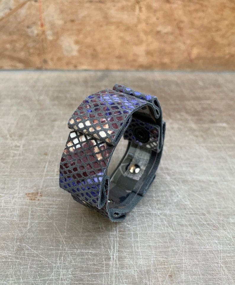 Narrow Snake Print Leather Meander Bracelet \u0394\u03b5\u03c1\u03bc\u03ac\u03c4\u03b9\u03bd\u03bf \u0392\u03c1\u03b1\u03c7\u03b9\u03cc\u03bb\u03b9 \u039c\u03b1\u03af\u03b1\u03bd\u03b4\u03c1\u03bf\u03c2 \u03bc\u03b5 \u03a0\u03c4\u03c5\u03c7\u03ad\u03c2 \