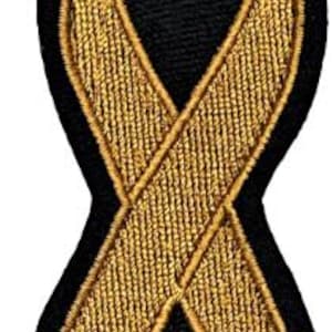 Puede incluir: Parche bordado de cinta de concienciación en oro y negro. La cinta dorada está cosida con un patrón texturizado, delineado en negro y sobre un fondo negro. El parche es un símbolo de apoyo y solidaridad.