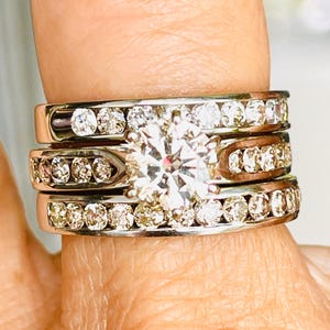 Conjunto apilable de anillo de compromiso y alianzas de boda con diamantes, 2,4 quilates, talla 7,5. Ajuste gratuito.