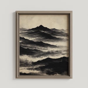 Könnte beinhalten: Gerahmter Schwarz-Weiß-Kunstdruck eines Berglandschaftsbildes. Das Kunstwerk zeigt geschichtete Bergketten mit einem nebligen Effekt. Der Druck befindet sich in einem neutral getönten Rahmen, der für verschiedene Einrichtungsstile geeignet ist.
