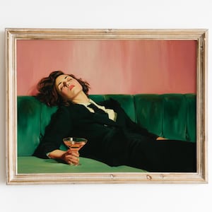Konsttryck med kvinna i svart kostym, målning med grön soffa och martini (digital nedladdning)