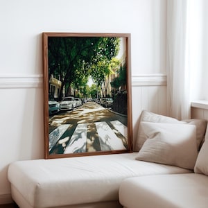 Poster inspiré de Robert Bechtle - sérénité de la banlieue - impression photoréalisme de voitures anciennes - scène de quartier réaliste - photoréalisme moderne