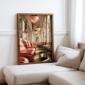 Puede incluir: Una impresión enmarcada de un interior de restaurante con cabinas de cuero rojo, mesas pequeñas y lámparas colgantes de globo. La luz del sol entra por las ventanas, iluminando la escena. La impresión está en un marco de madera.