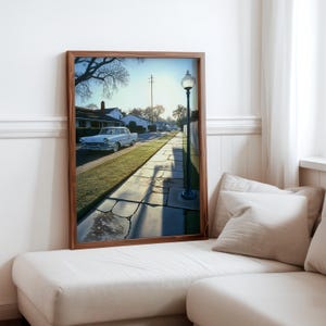 Poster inspiré de Robert Bechtle - sérénité de la banlieue - impression photoréalisme de voitures anciennes - scène de quartier réaliste - photoréalisme moderne