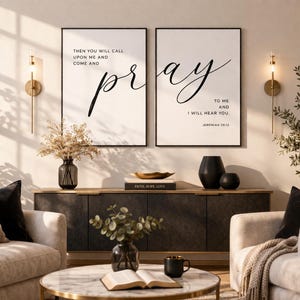 Puede incluir: Dos impresiones artísticas enmarcadas con marcos negros y fondos blancos. Una impresión dice: "Then you will call upon me and come and pray." La otra dice: "Pray to me and I will hear you. Jeremiah 29:12."