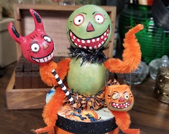 Une boîte de bonbons Halloween en papier mâché de style vintage, prête à être expédiée