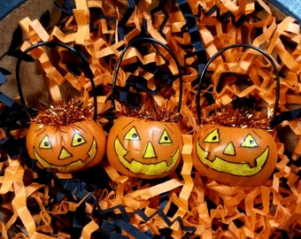 Trois ornements mignons de seau de citrouille d'Halloween