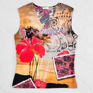 Y2K Graphic Tank Top mit Palmen- & Hibiskusdruck, Vintage-Postkartenästhetik, dehnbares, tailliertes Cami, Kokett-Sommer-Baby-T-Shirt, 2000er Jahre Fairycore