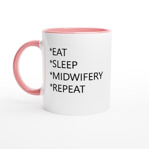 Puede incluir: Taza de cerámica blanca con borde rosa. La taza tiene texto negro que dice "* COMER * DORMIR * MATRONA * REPETIR"