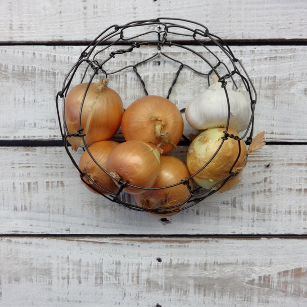 Wire Basket, Wall Hanging Basket, Farmhouse Style, Vintage Style Round, Kitchen