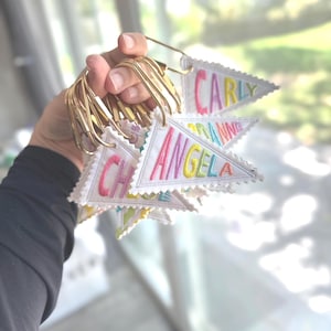 Personalisierter Pastell Regenbogen Wimpel Taschenanhänger