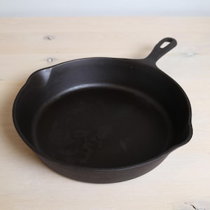 Vintage Unmarked Wagner #7 Cast Iron Skillet (9.75”)