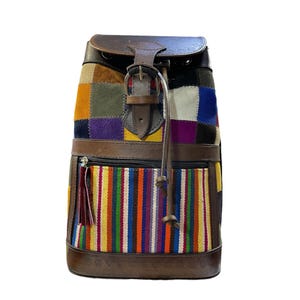 Mochila andina hecha ein mano con coloridas telas tradicionales peruanas y bolivianas, detalles de cuero.