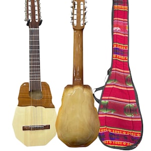 Könnte beinhalten: Drei Saiteninstrumente: ein Charango mit hellem Holzkörper und dunklem Holzhals, ein Charango mit hellem Holzkörper und eine rote und gemusterte Tragetasche. Die Charangos haben mehrere Saiten und Stimmwirbel.