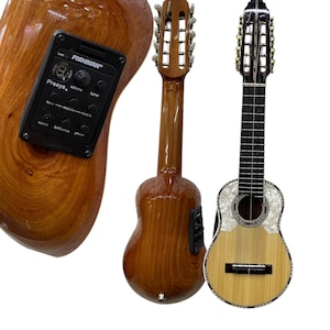 Könnte beinhalten: Drei akustische Saiteninstrumente mit glänzendem Finish. Ein Instrument hat ein Fishman Presys+ Tonabnehmersystem. Die Instrumente sind aus Holz und haben eine hellbraune Farbe. Ein Instrument hat eine Perlmutt-Einlage um das Schallloch.