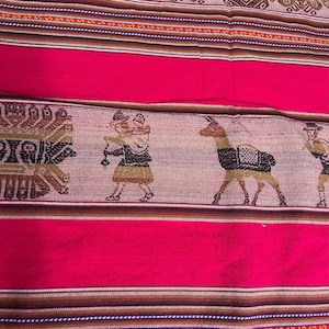 Puede incluir: Primer plano de un textil tejido con un diseño vibrante. El textil presenta un patrón repetido de figuras y llamas en una banda beige, sobre un fondo de rayas rojas y marrones. La sección superior tiene un patrón geométrico.