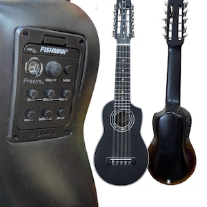 Könnte beinhalten: Ein schwarzes elektroakustisches Charango mit einem Fishman Presys+ Vorverstärkersystem. Das Charango hat einen abgerundeten Korpus, ein Griffbrett mit eingelegten Markierungen und eine Kopfplatte mit Stimmwirbeln. Das Bild zeigt die Vorder- und Rückseite des Instruments.