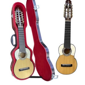 Könnte beinhalten: Ein hellfarbenes Charango mit dekorativem Schallloch und dunklem Griffbrett, neben einem roten Charango-Koffer. Das Charango ist ein kleines, andines Saiteninstrument, ähnlich einer Ukulele.