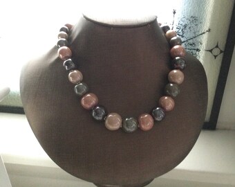 African Fair Trade Clay Keramische taupe beige ketting gemaakt door Women's Initiative in Kenia bijpassende oorbellen