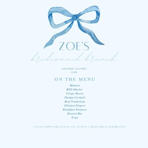 Puede incluir: Un lazo azul de acuarela con el texto "ZOE'S bridesmaid brunch" y el menú del evento, que incluye mimosas, tortillas, tocino crujiente, cóctel de camarones, solomillo de res, dedos de pollo, papas para el desayuno, una barra de postres y fruta. El texto en la parte inferior dice "¡Estoy tan feliz de que cada una de ustedes juegue un papel importante en nuestro gran día!"