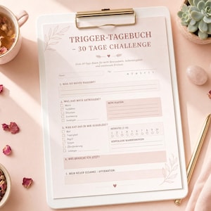 Könnte beinhalten: Ein weißes Klemmbrett mit einem ausgedruckten Blatt mit der Überschrift Trigger-Tagebuch 30 Tage Challenge. Das Dokument enthält nummerierte Abschnitte mit Linien und Kästchen zur Erfassung täglicher emotionaler Auslöser, Reaktionen und Affirmationen.