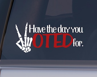 Geniet van de dag waarop je hebt gestemd | Bumpersticker | Politieke sticker | Vinylsticker | Vredesteken skelet