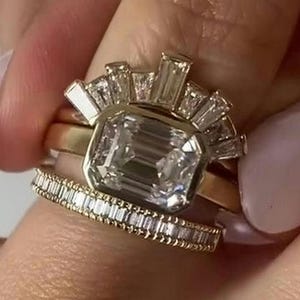 2.25ct Smaragd Schnitt Ost West Moissanite Verlobungsring Set Gelbgold gebogenes Band Einzigartige Lünette Set Braut Set Ehering Set für Sie
